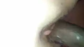 علاقة ثلاثية محفوفة بالمخاطر: قضيب أسود، قضيبي، ومؤخرة كبيرة في منزل عائلي