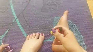 مصريه جميله تضع منيكير و قدمها ابيض و جميل