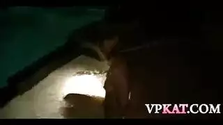 مراهقة تتجاهل واجباتها المدرسية للعب بنفسها أمام الكاميرا
