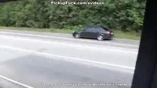 أنيتا أندرسون تحب المخاطرة العامة: تفحيط قاسٍ للكس في حافلة المدينة