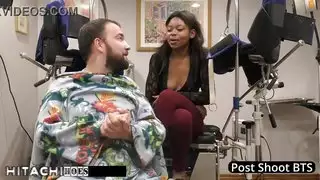 تدليك عصا هيتاشي يقود مهبل المراهقة إلى هزات جماع متعددة مع صراخ