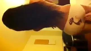 فتحة شرج عربية شابة تتمدد على نطاق واسع في جماع قاسٍ