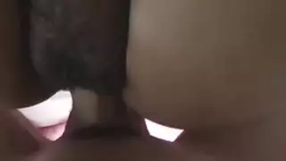 عاهرة هواة عربية تخدم القضيب بلسانها وتحصل على قذف وجه