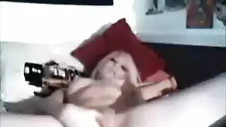 فتاة صغيرة الحجم تتباهى بمؤخرتها الكبيرة وثدييها الضخمين في مشهد صريح