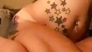 حلق عميق بلا رحمة: شقراء ناضجة تنكح في وجهها بقوة