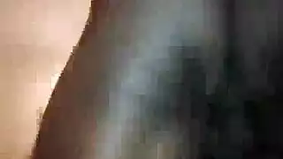 جماع ثنائي: فتاة ممتلئة تأخذ قضيبًا طازجًا مع شريكة سمراء