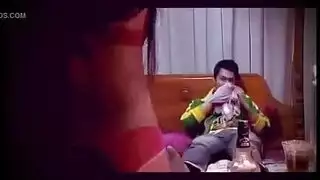 تحاول فتاة صغيرة تتمتع بمؤخرة مثالية ومستديرة أن تجرب وتعمل على مقطع الفيديو الجديد القذر