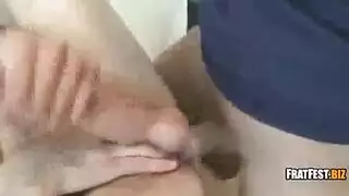 مراهقة تظهر كسيها الأملس الحليق لأول مرة على الكاميرا