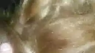زوجة عاهرة تأخذ قضيبًا سميكًا من رجل آخر في المنزل