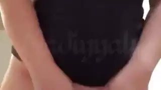 مثيرة ومفلسة، هذه الفتاة العربية تظهر ثدييها وتداعب فرجها المشعر على الكاميرا