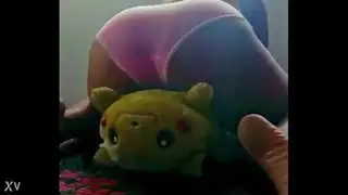 فتاة عربية تتعرض للضرب بقوة أثناء لعبها بلعبها