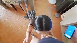 تحفيز مزدوج: زب رئيسها الصلب وأفلام إباحية صريحة على الشاشة