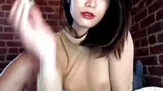 شقراء مراهقة أودري تقدم عرضًا جنسيًا صريحًا: جماع وعميق الحلق أمام الكاميرا