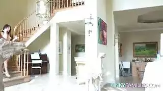 تلميذة مشاغبة في الجوارب تحصل على قذف شرجي صلب