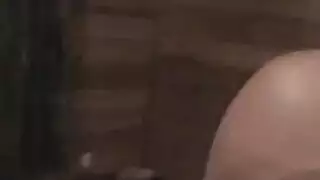 رجال مستقيمون يضربون فرج مثليات في جنس جماعي