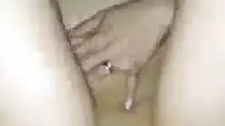 مؤخرة مراهقة ضيقة تستقبل قضيبًا كبيرًا بينما تداعب كسها الزلق