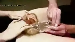 جلسة إكس إكس إكس: فتاة سمراء عارية تمص قضيبًا غليظًا