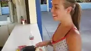 ليلة الجنس الجماعي: زوجان وثلاثة في فعل إباحي قوي