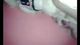 بنت تلعب في ديوديها