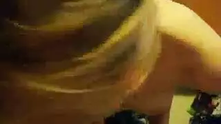 مشهد إباحي خشن: فتاة نردية تستمتع بالهيمنة من شاب مهتم