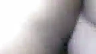 الفتاة الشبقية تخلع ملابسها وتستمني فرجها الحليق