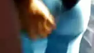 مشهد إباحي: طبيب يستغل مراهقة في الحافلة